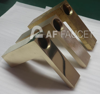 Macchina di lucidatura a manicotti in ottone, attrezzatura di lucidatura automatica del rubinetto, controllata PROMAX, quattro stazioni