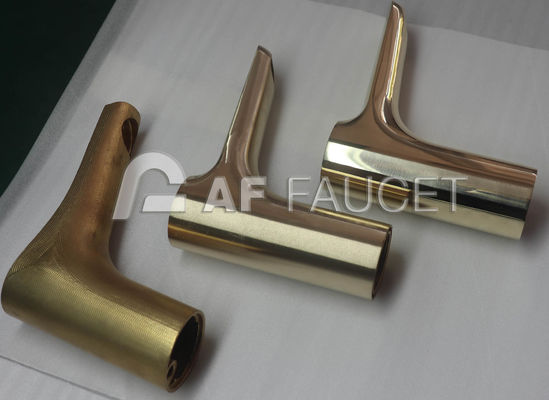 Macchina di lucidatura a manicotti in ottone, attrezzatura di lucidatura automatica del rubinetto, controllata PROMAX, quattro stazioni